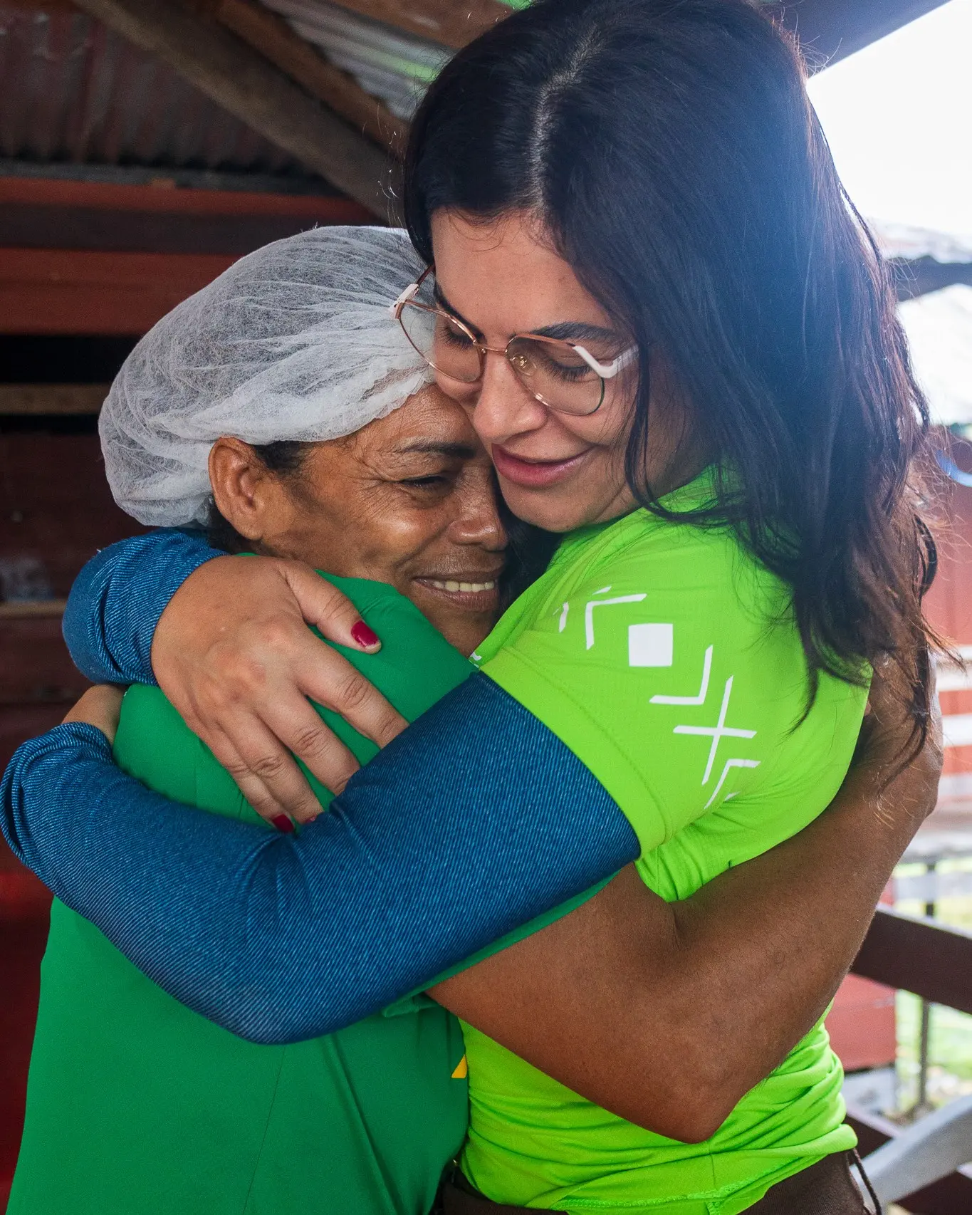 Comida local sendo servida por uma anfitriã em uma comunidade amazônica