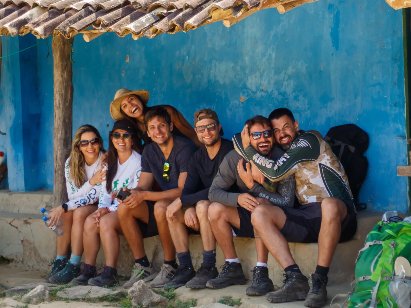Grupo Ana Carms con la comunidad local frente a la maloca